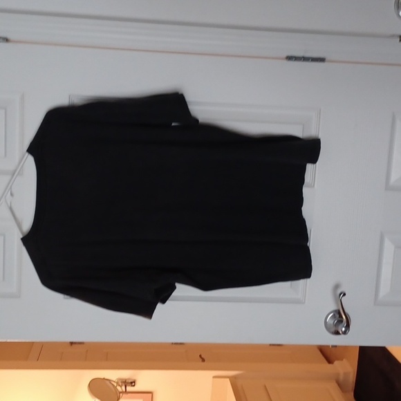 💙🌺Black Graphic Tee with Skull Design The Goonies - Picture 5 of 9